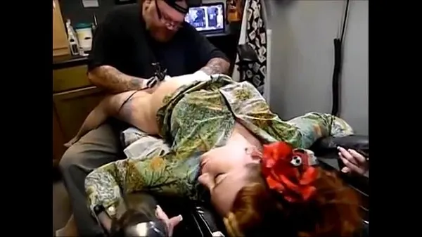 Films SCREAMING en faisant un tatouage Drive populaires