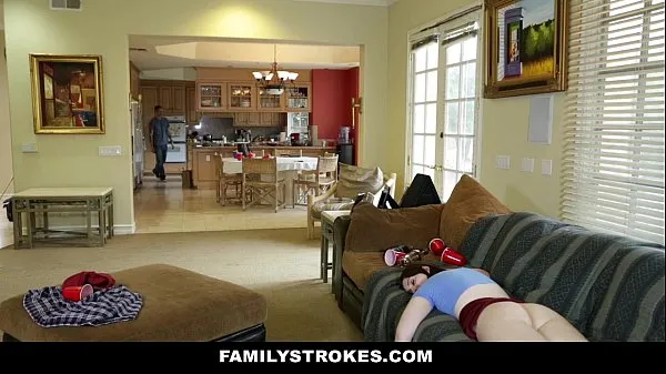 FamilyStrokes - Cumming Home To New StepSister (Maya Kendrick ขับเคลื่อนภาพยนตร์ยอดนิยม