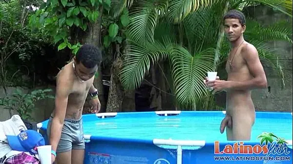 Forró Horny Latin twinks jump into the pool for oral fun autós filmek