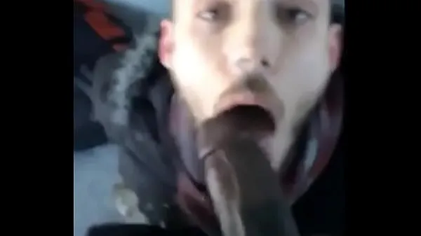 Hotte White guy sucking a big fat black cock outside-drev-film