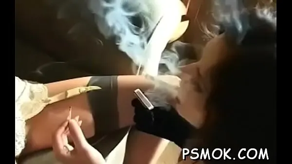 Vroči filmi o Smoking scene with busty honey pogonu