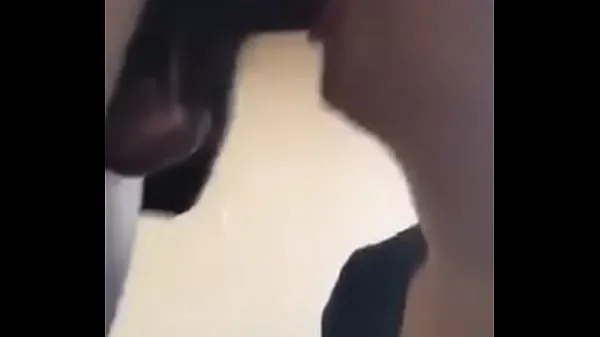 Populære White girl swallows black cock-filmer