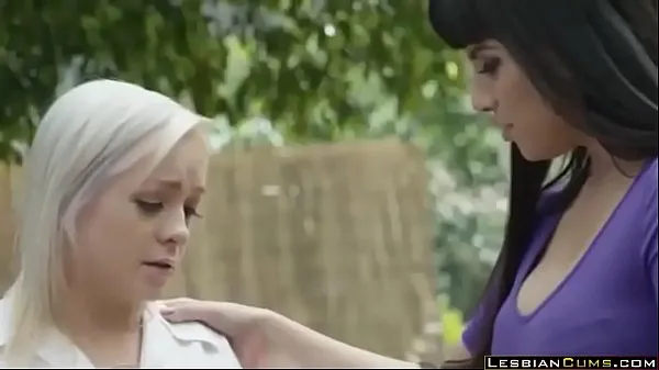 Горячие лесбийская страсть грудастой Mercedes Carrera на улице фильмы о драйве
