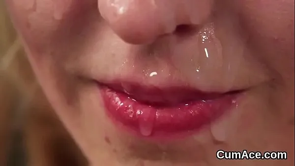 Películas Sensual cutie disfruta de una garganta profunda y un poco de semen en la cara populares