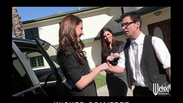 Popüler Pair of sisters bribe their car salesman into a threesome Drive Filmleri