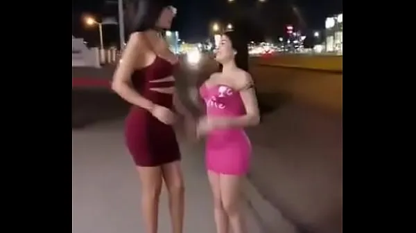 Gorące filmy z Two whores get naked in publicdysku
