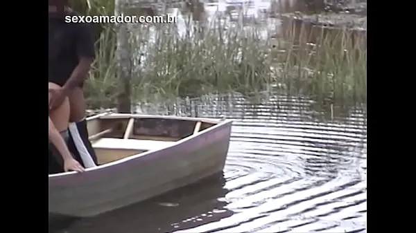 Heiße Eine verheiratete Frau wird dabei erwischt, wie sie ihren Ehemann im Teich der Farm mit einem Angestellten des Ortes betrügtFahrfilme