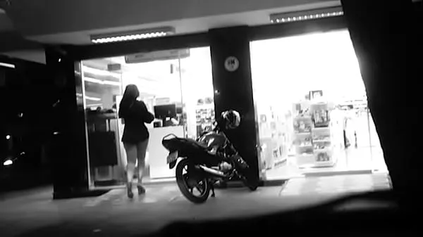 Películas Horn Vouyer viendo a la hotwife entrar en la farmacia y vigilada por varios hombres populares