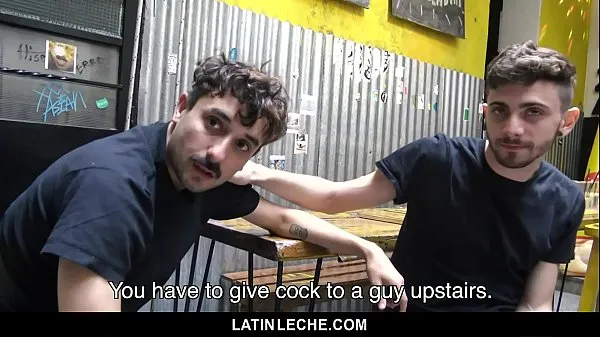 Filmes LatinLeche - Sexy Latino Boy é coberto de esperma por quatro caras de Hung populares