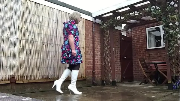 Film interessanti Crossdresser Exposed outdoors in white bootsdrive