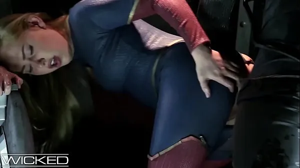 Films WickedParodies - Supergirl séduit Braniac dans le sexe anal Drive populaires