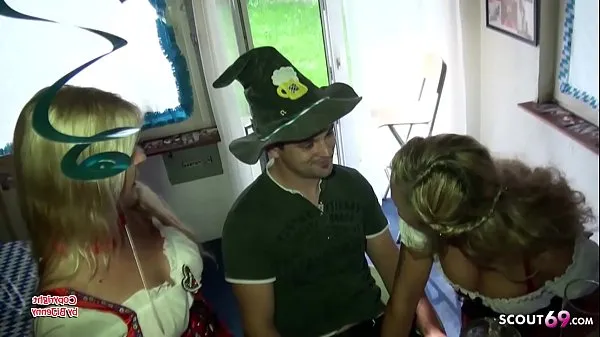 Filmes Duas mães com tesão transam com menino na Oktoberfest em um trio - MILF alemã populares