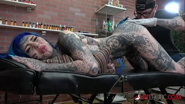 हॉट Amber Luke gets a asshole tattoo and a good fucking ड्राइव मूवीज़