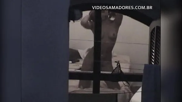 Películas Chico graba un video del exhibicionista vecino que se burla de él todos los días con quejas populares