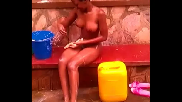 Καυτές ταινίες Girlfriend alicia bathing on verandah drive