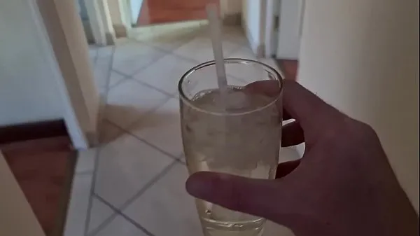 Films Stupide salope prend un verre de pisse surprise ne sachant pas ce qu'elle boit Drive populaires