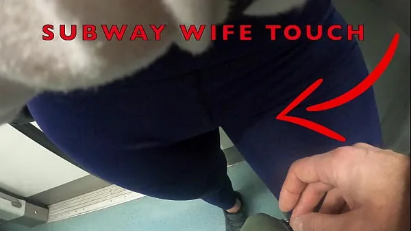 Vroči filmi o My Wife Let Older Unknown Man to Touch her Pussy Lips Over her Spandex Leggings in Subway pogonu
