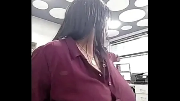 Películas Mujer de oficina de ébano meando en el trabajo y limpiando después de su lío populares