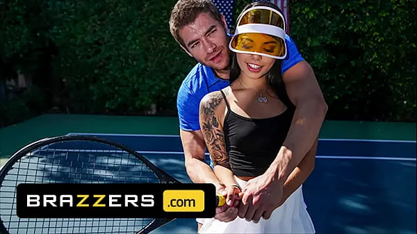 Populárne Xander Corvus) Massages (Gina Valentinas) Foot To Ease Her Pain They End Up Fucking - Brazzers filmy na disku