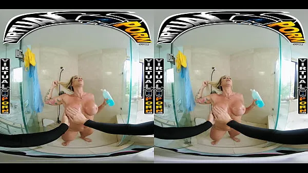 हॉट Busty Blonde MILF Robbin Banx Seduces Step Son In Shower ड्राइव मूवीज़
