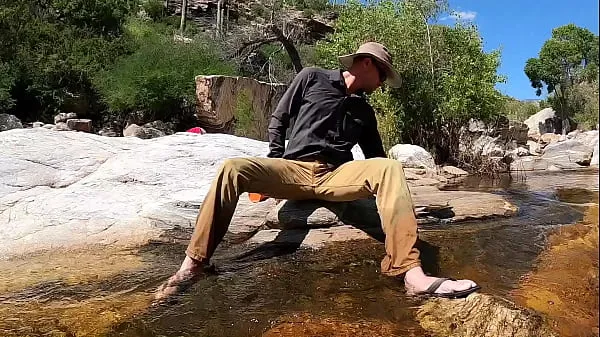 Populære Pissing on myself and cooling off in a river after a hot day of field work-filmer