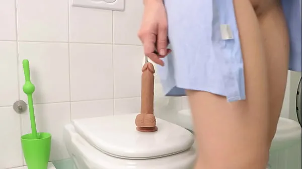 Filmes A bela se escondeu no banheiro e se fodeu com um grande vibrador. Masturbação populares