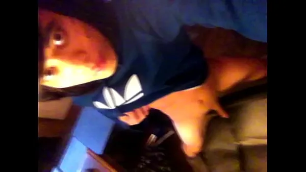 Heiße Teenie-Twink (18 ) mit süßem Gesicht, Emo-Frisur und blauem Adidas-Trefoil-Hoodie reibt seinen kleinen glatten Schwanz auf dem StuhlFahrfilme