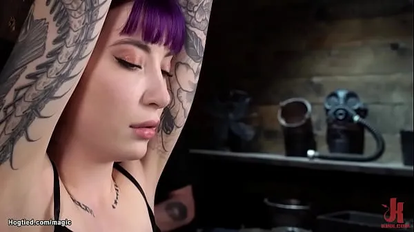 Filmes Peitos pequenos escrava tatuada de cabelo roxo Charlotte Sartre é amarrada a uma coluna de madeira pelo mestre O Papa então em suspensão de cabeça para baixo espancada e chicoteada populares