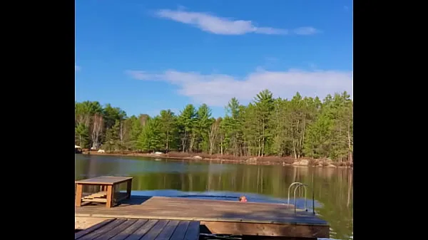 Žhavé filmy na disku Petite Blonde jumps off a dock into a lake completely naked