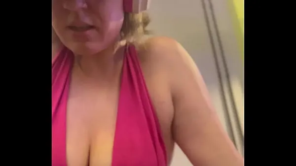 Populære Wow, my training at the gym left me very sweaty and even my pussy leaked, I was embarrassed because I was so horny-filmer