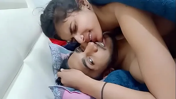 Καυτές ταινίες Desi Indian cute girl sex and kissing in morning when alone at home drive