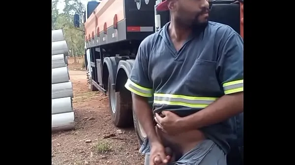 Kuumat Worker Masturbating on Construction Site Hidden Behind the Company Truck drive -elokuvat
